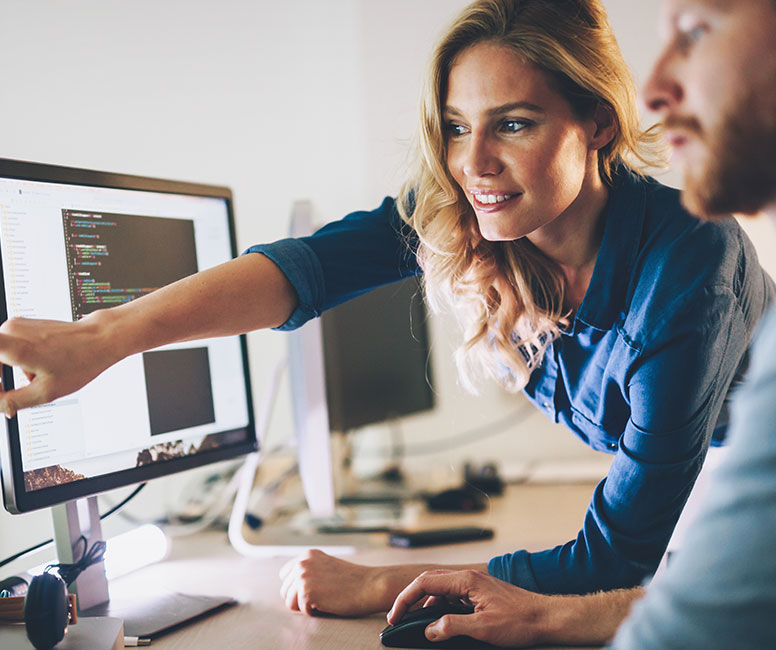 Young woman prov idign support for Server-side testing to a young man